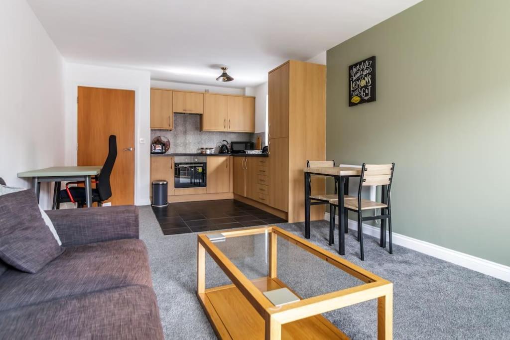 2 Bedroom Flat, Glasshoughton Appartamento Castleford