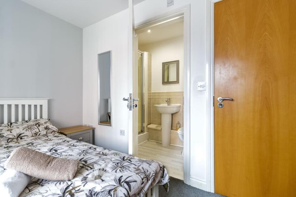 2 Bedroom Flat, Glasshoughton Appartamento